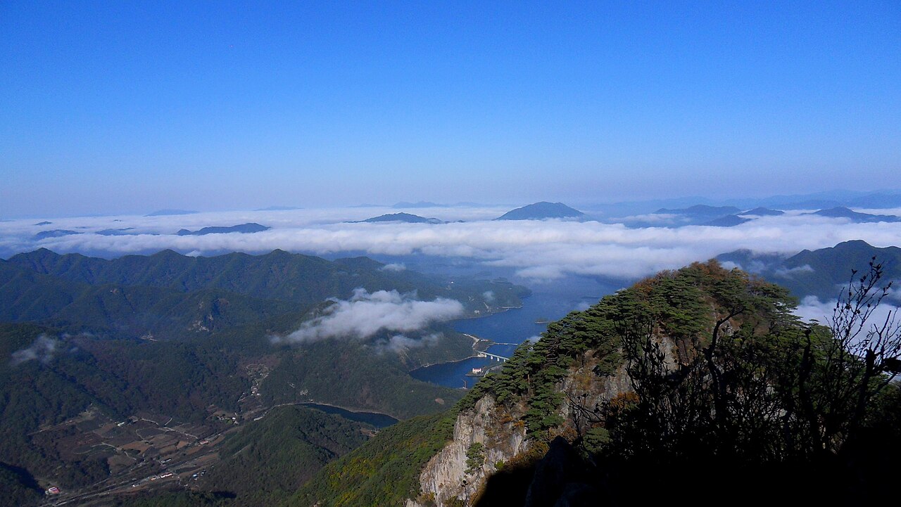 충주호반과 월악산이 어우러진 장관